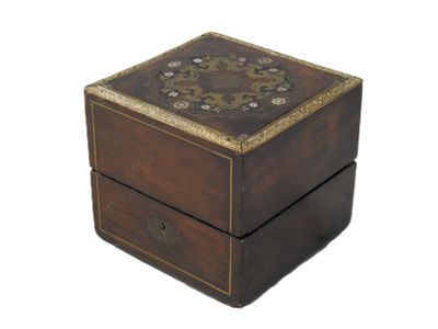 une petite boîte en bois ornée d'un motif décoratif