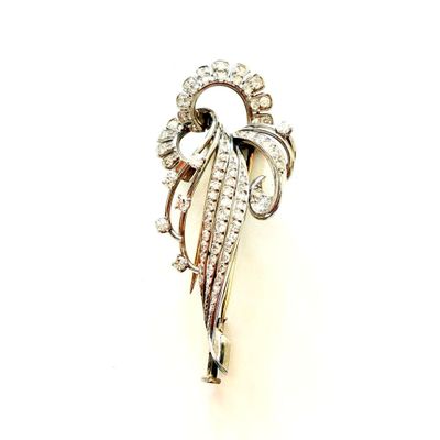 une image représentant une broche en argent sertie de diamants, sur fond blanc