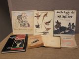 Plusieurs livres sont posés sur une table devant un mur.
