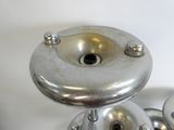 un objet métallique qui ressemble à un beignet