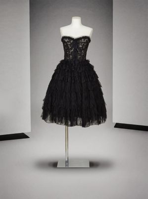 une image d'une robe noire sur un mannequin