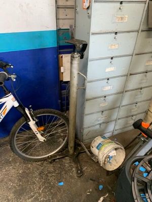 un vélo garé à côté d'un classeur