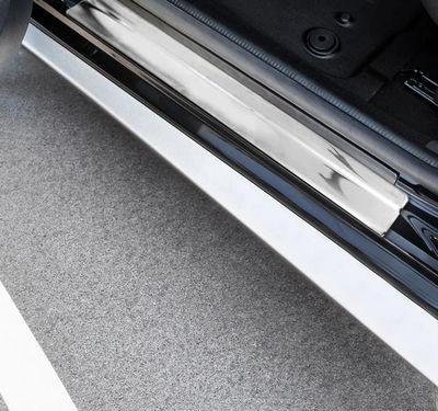 un gros plan sur la poignée et le seuil de porte d'une voiture