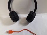 un casque posé sur un drap blanc
