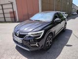 la voiture noire est garée sur le bord de la route