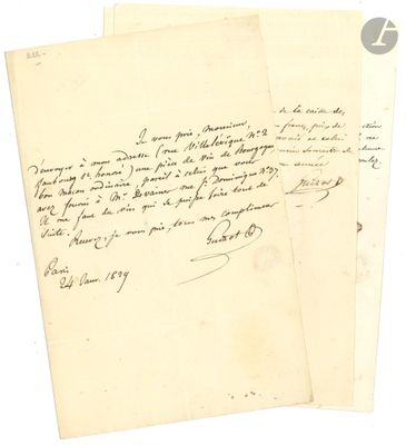 deux vieux papiers couverts d'écriture manuscrite, posés l'un sur l'autre