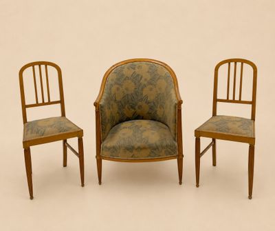 trois chaises en bois avec un revêtement à motifs floraux, revêtement à motifs floraux, revêtement à motifs floraux, revêtement à motifs floraux, revêtement à motifs floraux, revêtement à motifs floraux, revêtement à motifs floraux, revêtement à motifs floraux, revêtement à motifs floraux
