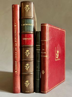 trois livres superposés sur une table