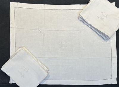 Suite de dix-huit serviettes en damas de lin, vers 1930,