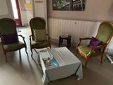 deux chaises et une table dans un salon