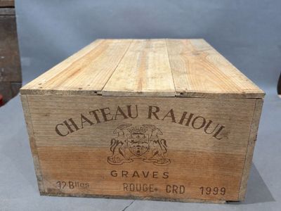une boîte en bois avec une étiquette posée sur une table