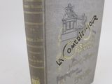 un livre posé sur une table blanche
