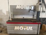une machine qui se trouve dans un garage