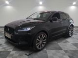 un 4x4 noir garé dans un garage au sol en damier