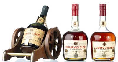 trois bouteilles de Courvoisier et une bouteille de Courvoisier posées sur un support en bois