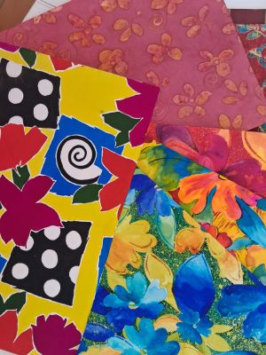 une pile de papiers colorés posée sur une table