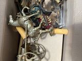 une boîte en carton contenant tout un tas d'objets divers