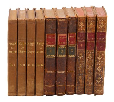 plusieurs vieux livres sont empilés sur une surface blanche