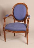 Paire de fauteuils en bois naturel mouluré et sculpté, à dos… (photo 2)