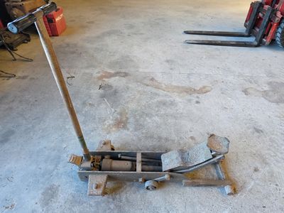 un cariste assis par terre dans un garage