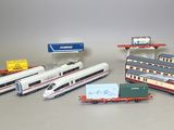 un grand nombre de trains miniatures posés sur une table