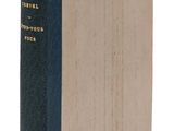 un vieux livre posé sur une surface blanche
