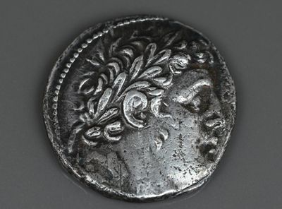 Gros plan sur une pièce de monnaie en argent portant un visage de femme