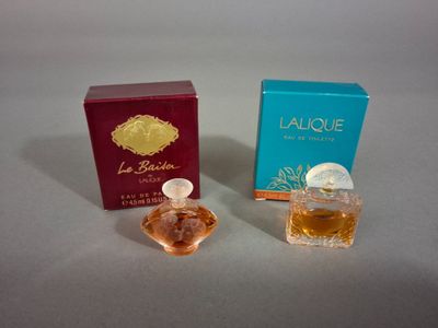 l'image d'un flacon de parfum à côté d'une boîte de parfum