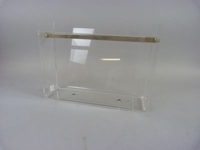 une boîte transparente avec une poignée dorée sur fond blanc