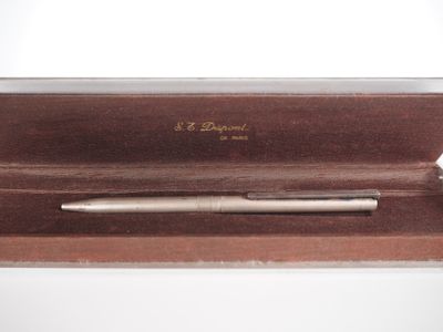 an image of a pen sitting inside of a box on top of a table