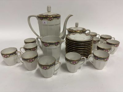 plusieurs tasses et soucoupes et une théière sur la table