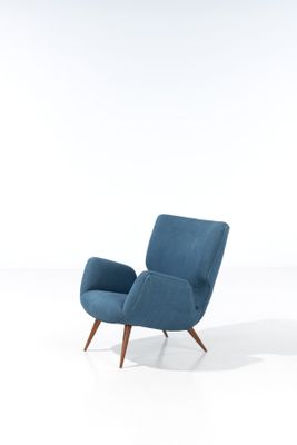 une image représentant une chaise bleue posée sur un sol blanc
