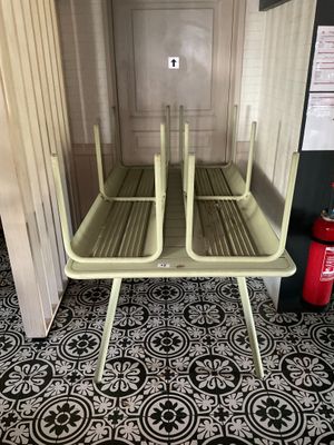 deux bancs qui se trouvent dans une pièce où se trouve une borne d'incendie