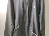 une veste grise suspendue à un cintre dans une pièce