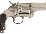 On voit un vieux revolver sur fond blanc, avec un fond blanc.