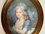 portrait d'une dame en robe bleue dans un cadre doré