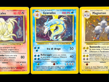 trois cartes Pokémon présentant des motifs différents sur fond noir