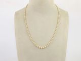 un collier de perles blanches sur un mannequin