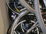 beaucoup de vélos empilés les uns sur les autres dans une boîte