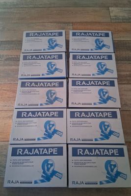 six boîtes de ruban adhésif Rajata posées sur un plancher en bois