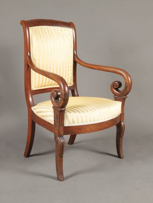 une chaise en bois avec une assise et des accoudoirs rembourrés à rayures
