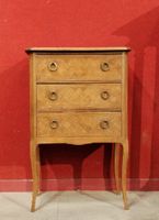 Petite commode sauteuse en bois de placage à 3 tiroirs. (photo 2)
