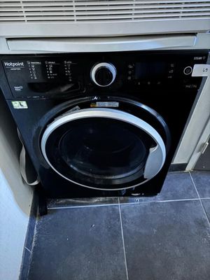 Un lave linge de marque HOTPOINT ARISTON