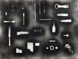 une photo en noir et blanc représentant un ensemble d'outils