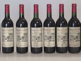 six bouteilles de vin sont alignées sur une table