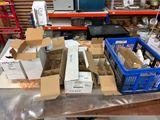 de nombreuses boîtes de nourriture posées sur une table dans un magasin