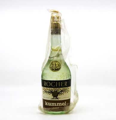 une bouteille de bière posée sur une table