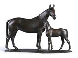 une statue représentant un cheval et un poulain sur fond blanc