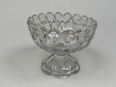 un bol en verre posé sur une table