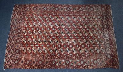 un tapis rouge à motifs posé sur un sol bleu